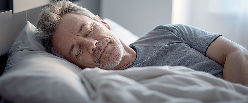 huile cbd homme dormant dans son lit