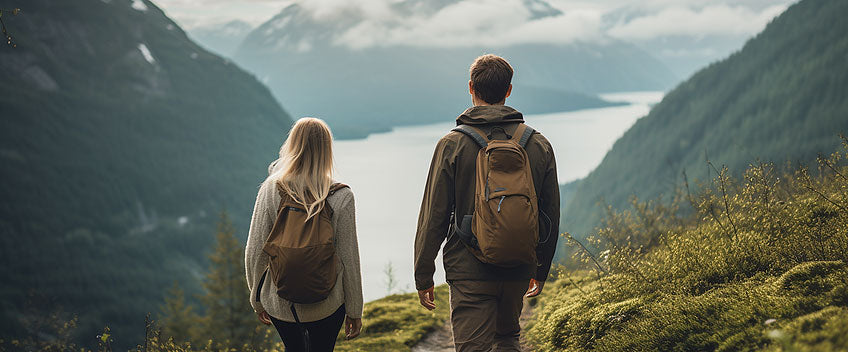 huile cbd couple regardant un lac