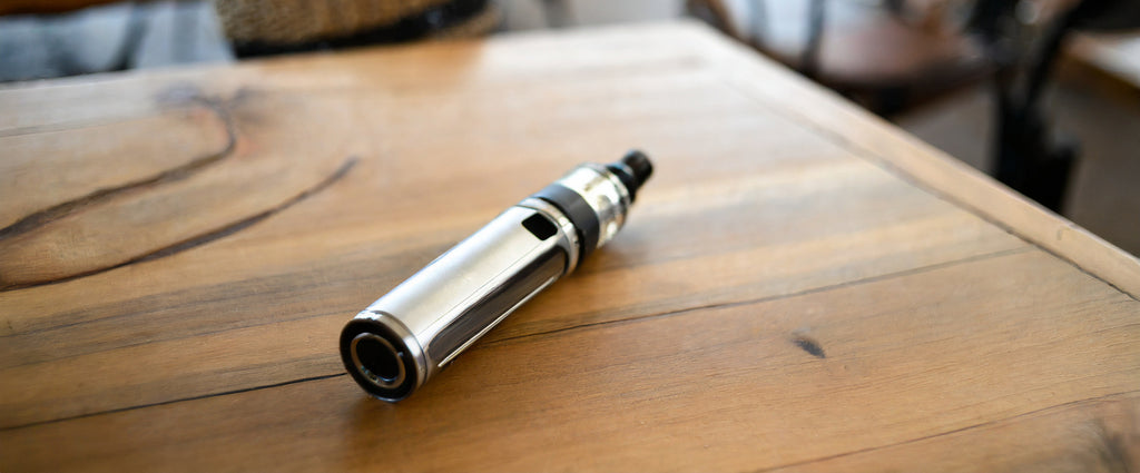 e liquide cbd vape sur table en bois