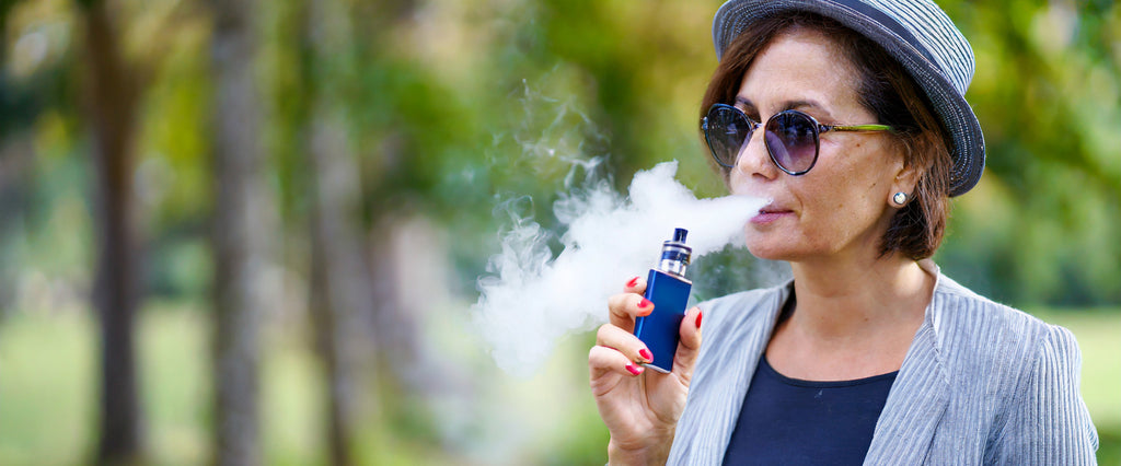 woman with hat vaping e liquide cbd
